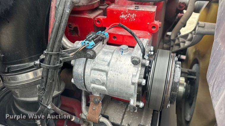 image for item DW6735 2013 Volvo VNL semi truck