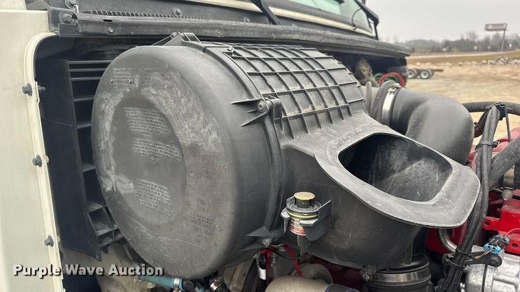 image for item DW6735 2013 Volvo VNL semi truck