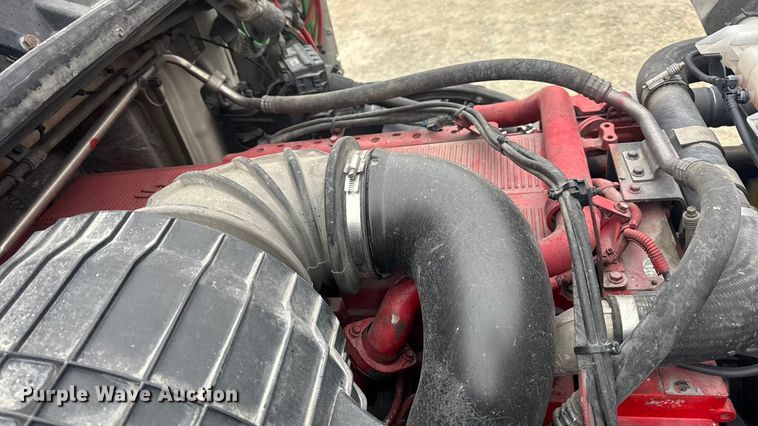 image for item DW6735 2013 Volvo VNL semi truck