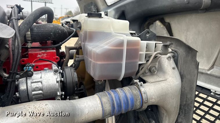 image for item DW6735 2013 Volvo VNL semi truck