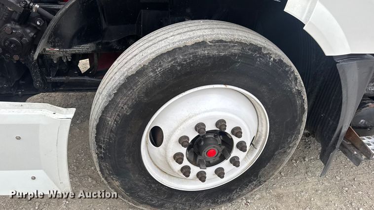 image for item DW6735 2013 Volvo VNL semi truck