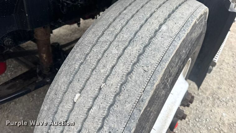 image for item DW6735 2013 Volvo VNL semi truck