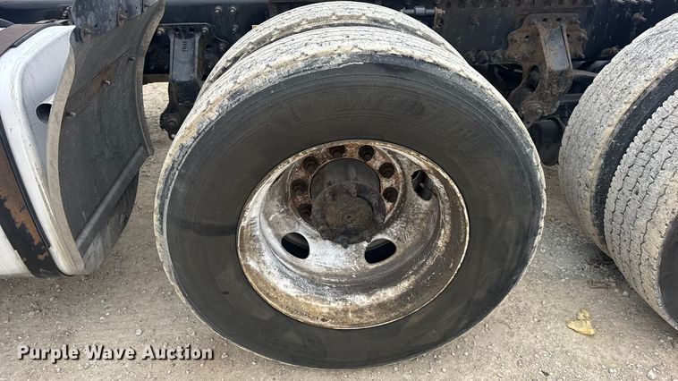 image for item DW6735 2013 Volvo VNL semi truck