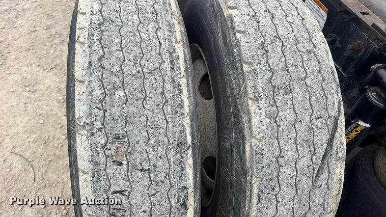 image for item DW6735 2013 Volvo VNL semi truck