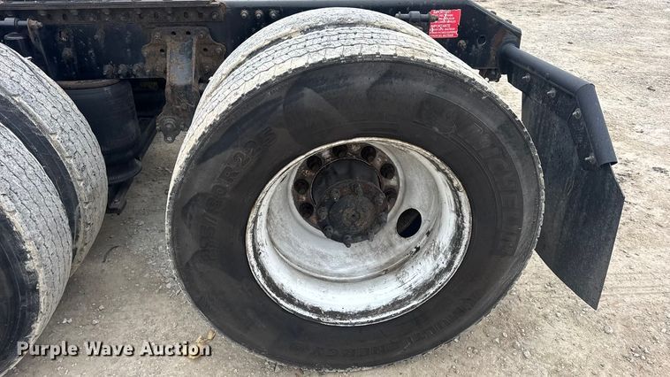 image for item DW6735 2013 Volvo VNL semi truck