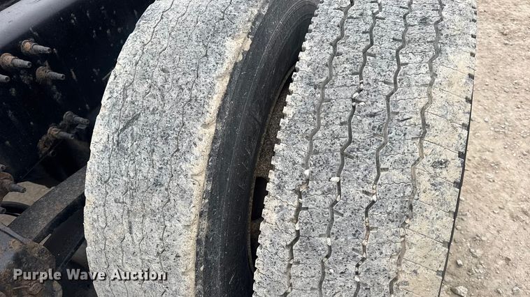 image for item DW6735 2013 Volvo VNL semi truck