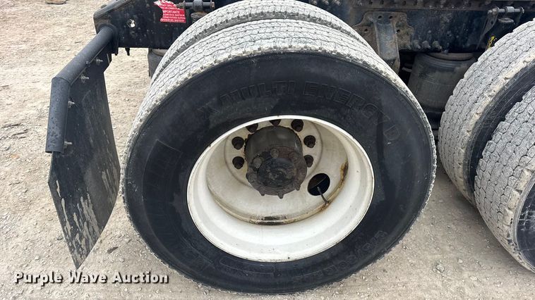 image for item DW6735 2013 Volvo VNL semi truck