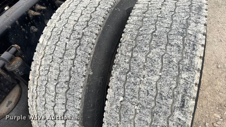 image for item DW6735 2013 Volvo VNL semi truck