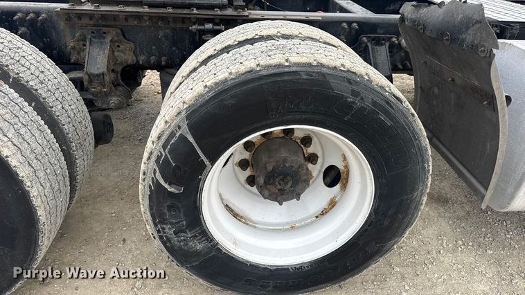 image for item DW6735 2013 Volvo VNL semi truck