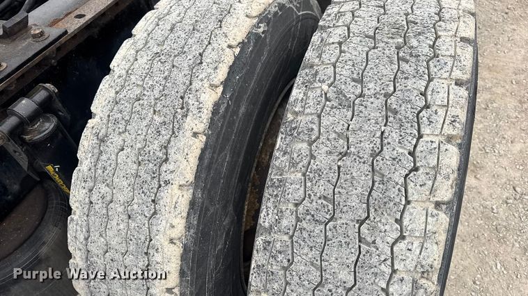 image for item DW6735 2013 Volvo VNL semi truck