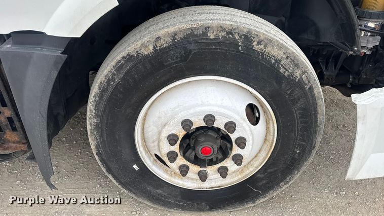 image for item DW6735 2013 Volvo VNL semi truck