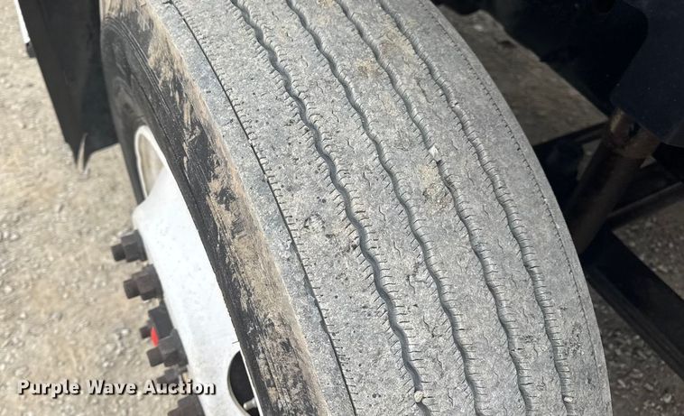 image for item DW6735 2013 Volvo VNL semi truck