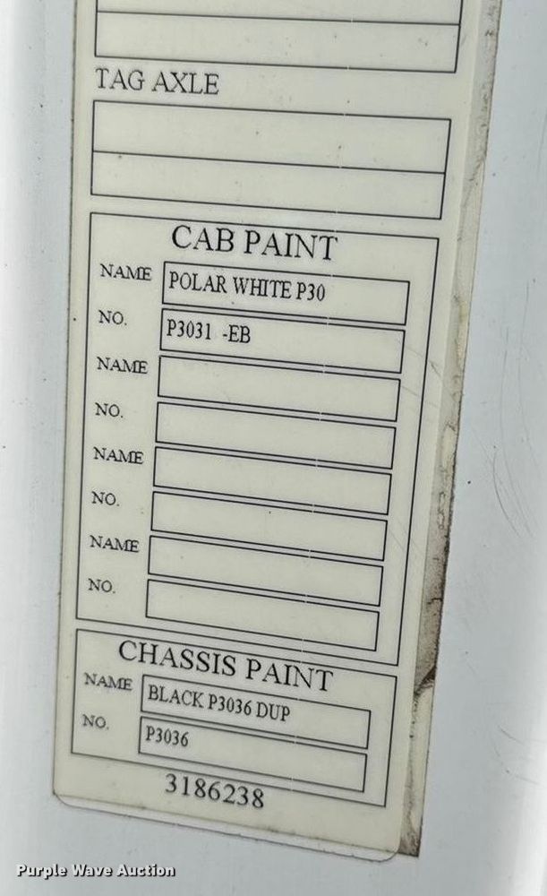 image for item DW6735 2013 Volvo VNL semi truck