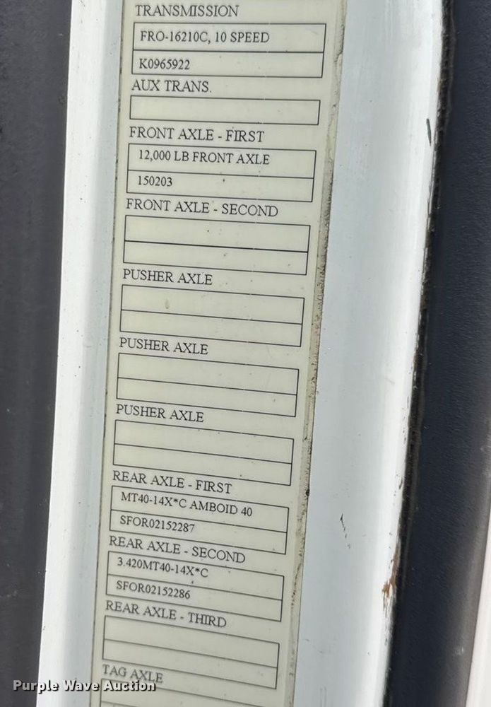 image for item DW6735 2013 Volvo VNL semi truck