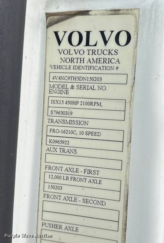 image for item DW6735 2013 Volvo VNL semi truck