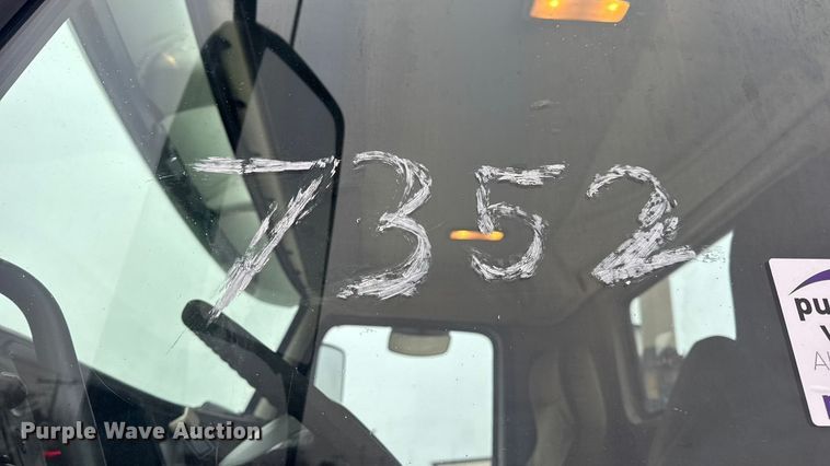 image for item DW6735 2013 Volvo VNL semi truck