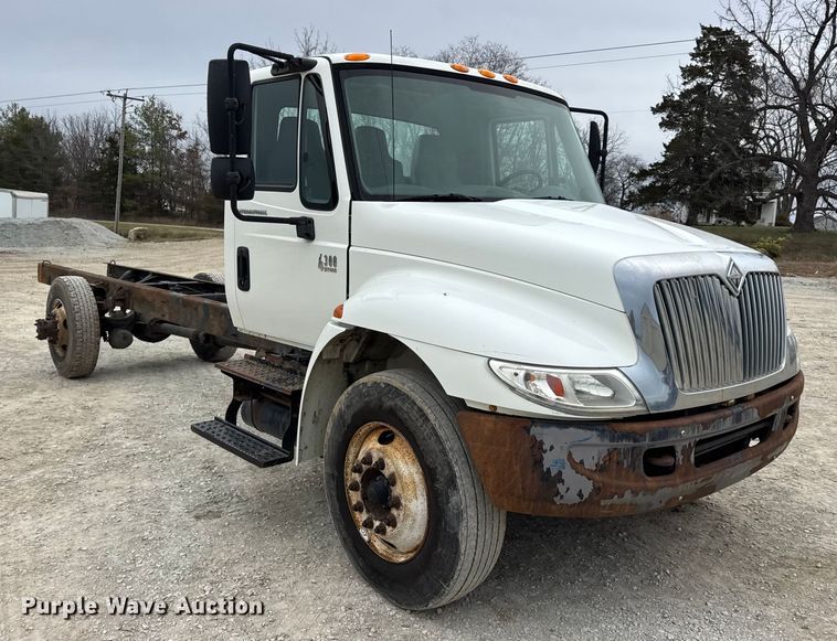 image for item DW6736 2007 International 4300 truck cab and chassis