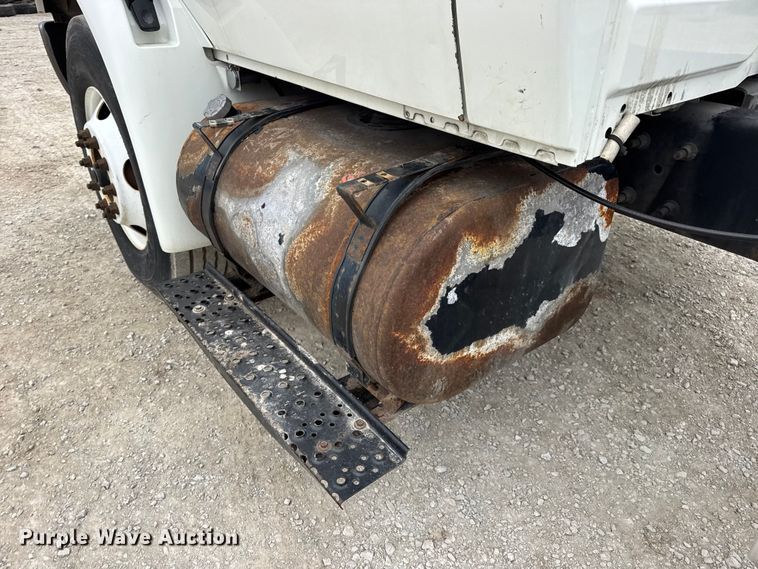 image for item DW6736 2007 International 4300 truck cab and chassis