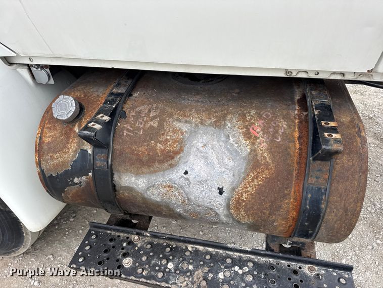 image for item DW6736 2007 International 4300 truck cab and chassis