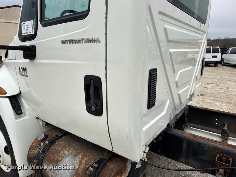 image for item DW6736 2007 International 4300 truck cab and chassis