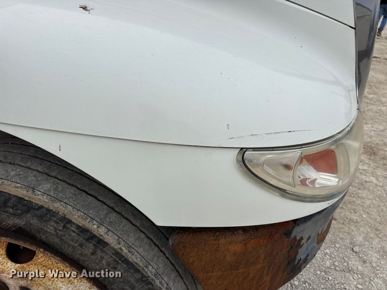 image for item DW6736 2007 International 4300 truck cab and chassis