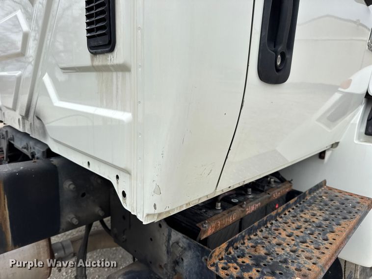image for item DW6736 2007 International 4300 truck cab and chassis