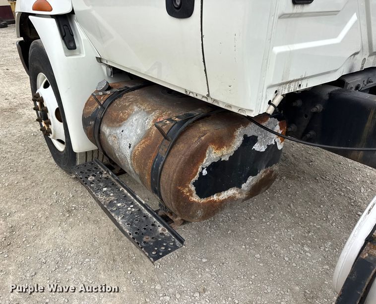 image for item DW6736 2007 International 4300 truck cab and chassis