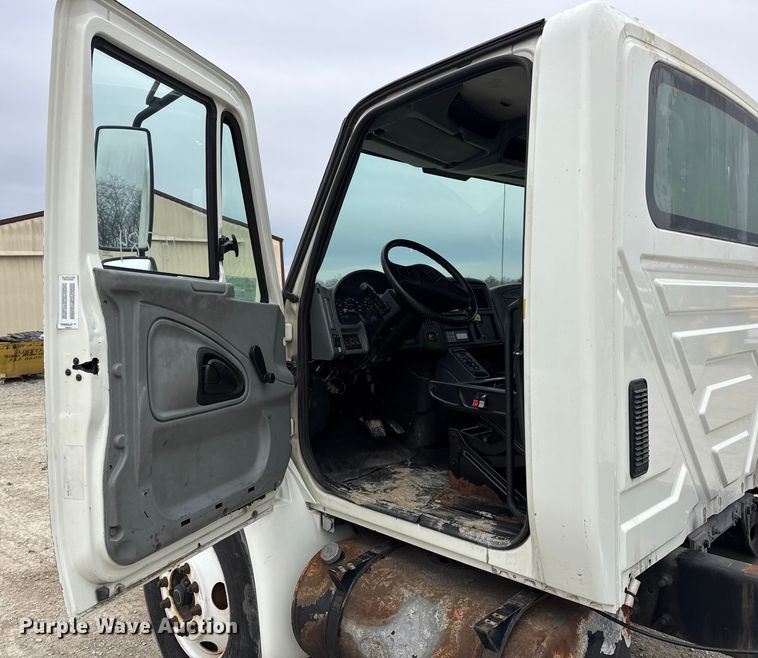 image for item DW6736 2007 International 4300 truck cab and chassis