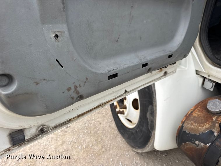 image for item DW6736 2007 International 4300 truck cab and chassis