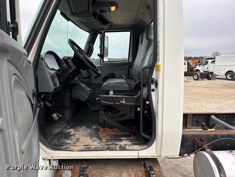 image for item DW6736 2007 International 4300 truck cab and chassis