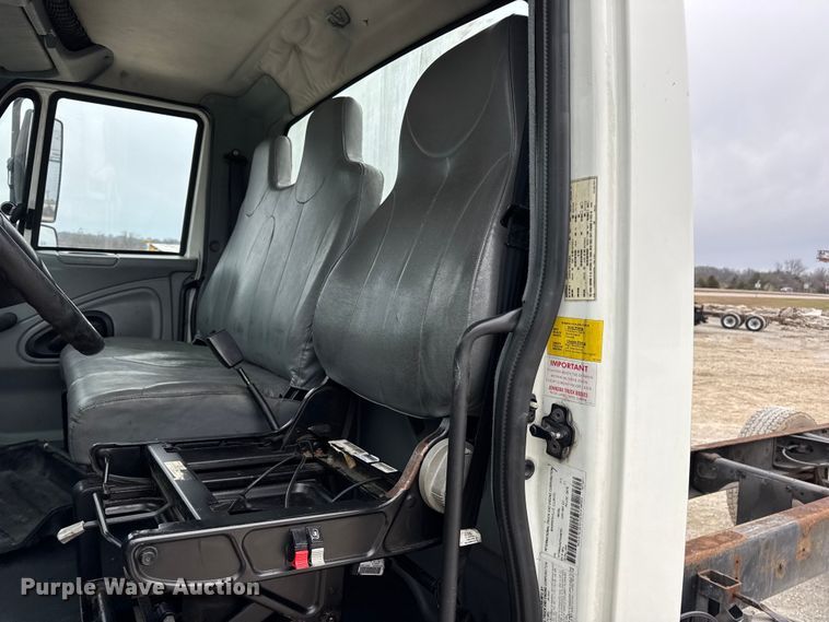 image for item DW6736 2007 International 4300 truck cab and chassis