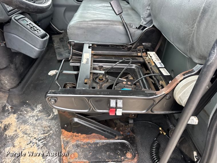 image for item DW6736 2007 International 4300 truck cab and chassis