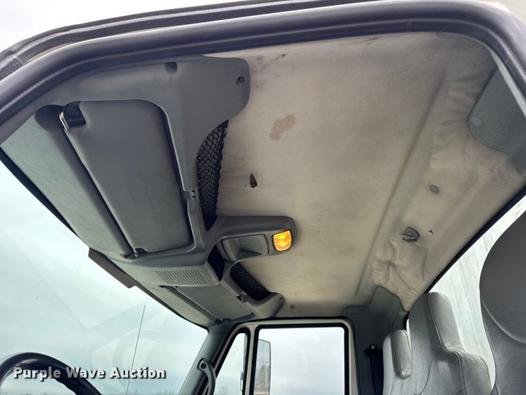 image for item DW6736 2007 International 4300 truck cab and chassis