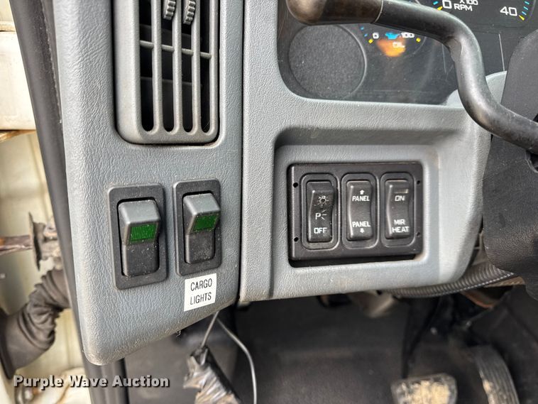 image for item DW6736 2007 International 4300 truck cab and chassis