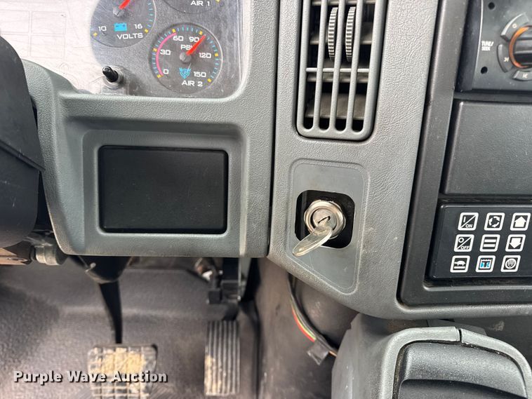 image for item DW6736 2007 International 4300 truck cab and chassis