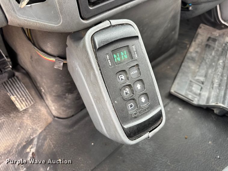 image for item DW6736 2007 International 4300 truck cab and chassis