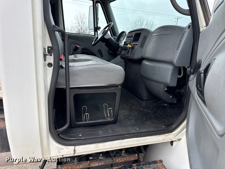 image for item DW6736 2007 International 4300 truck cab and chassis