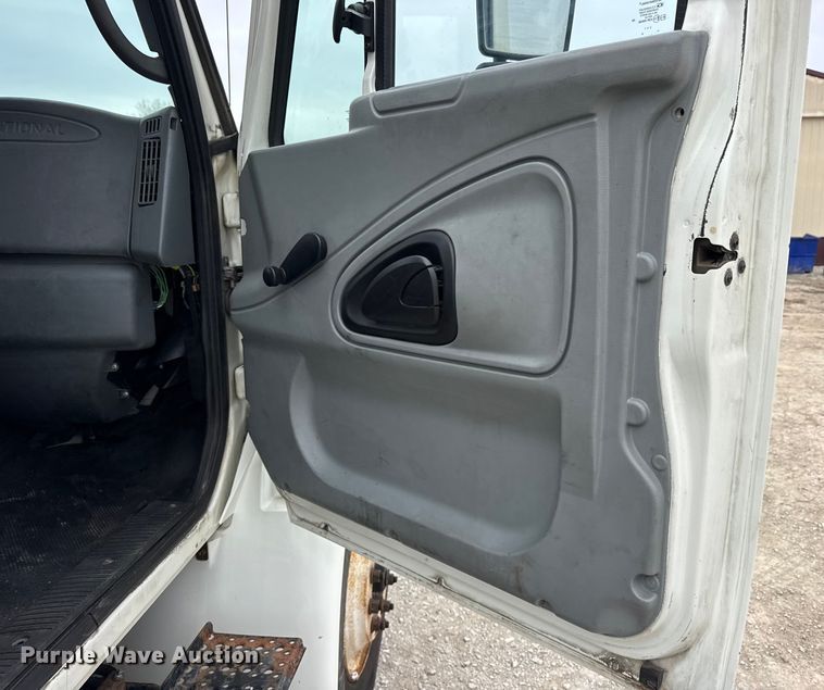 image for item DW6736 2007 International 4300 truck cab and chassis