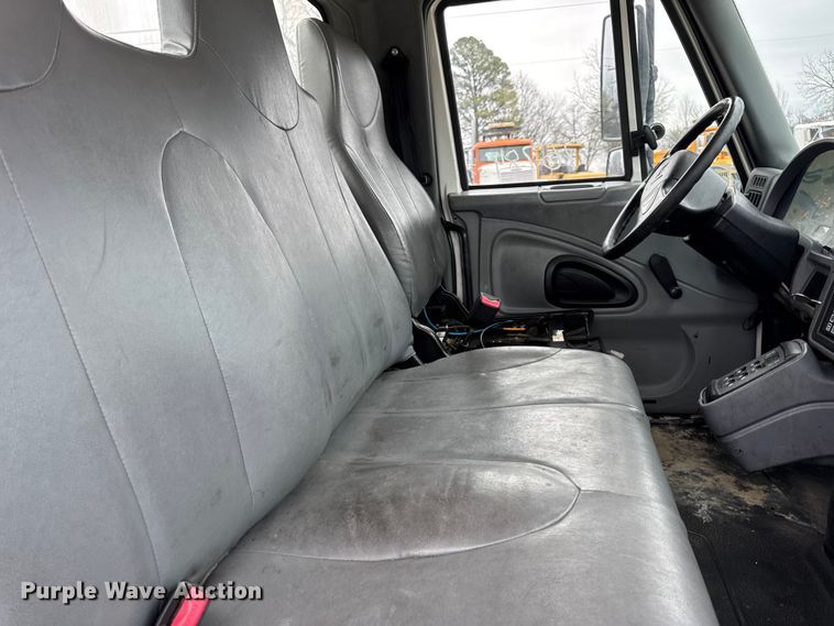 image for item DW6736 2007 International 4300 truck cab and chassis