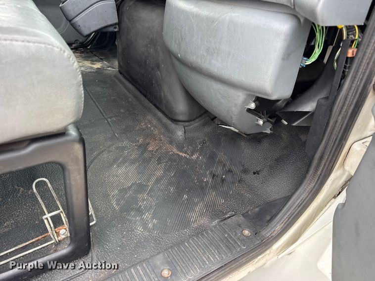 image for item DW6736 2007 International 4300 truck cab and chassis