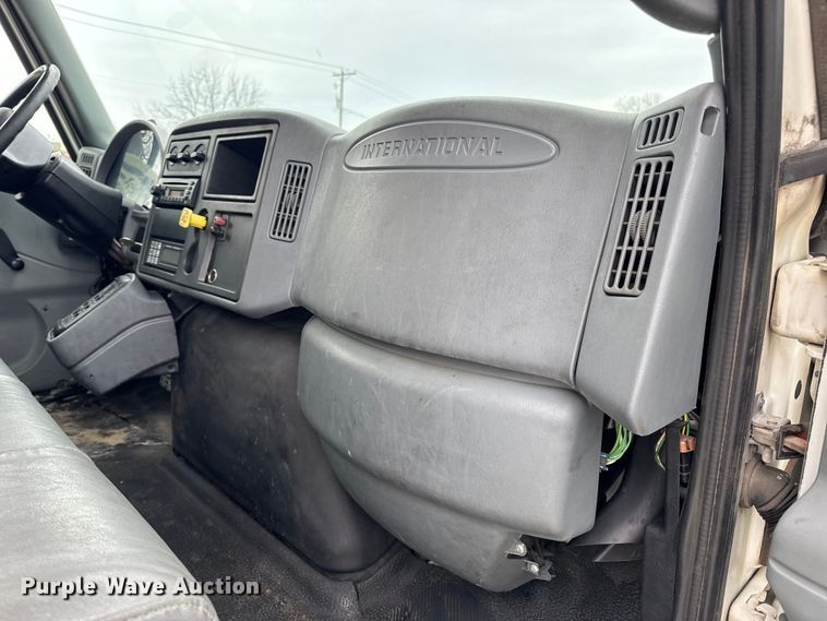 image for item DW6736 2007 International 4300 truck cab and chassis