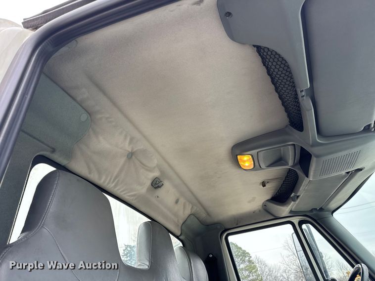 image for item DW6736 2007 International 4300 truck cab and chassis