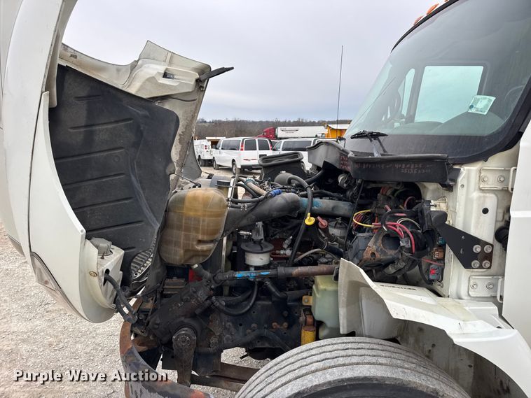 image for item DW6736 2007 International 4300 truck cab and chassis