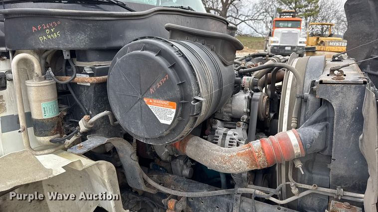 image for item DW6736 2007 International 4300 truck cab and chassis