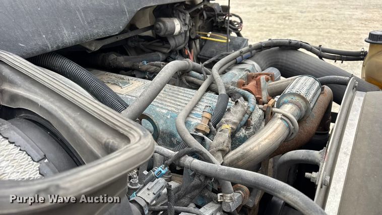 image for item DW6736 2007 International 4300 truck cab and chassis