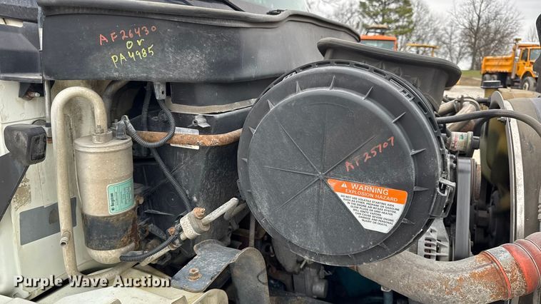 image for item DW6736 2007 International 4300 truck cab and chassis