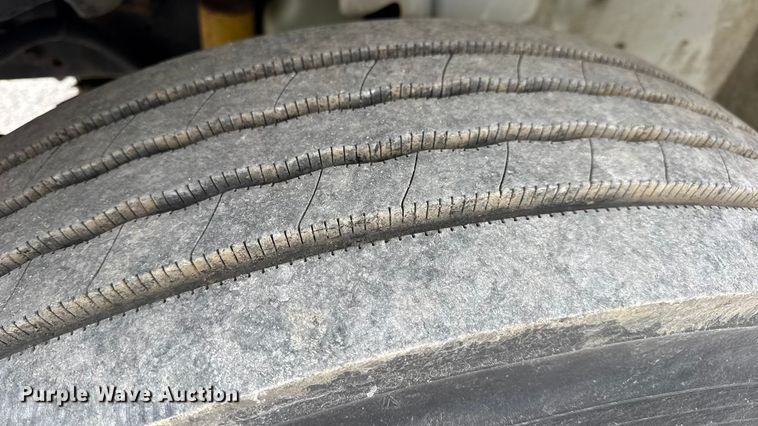 image for item DW6736 2007 International 4300 truck cab and chassis