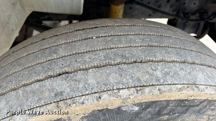 image for item DW6736 2007 International 4300 truck cab and chassis