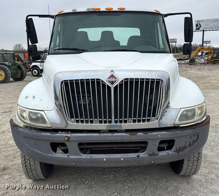 image for item DW6737 2006 International 4300 truck cab and chassis