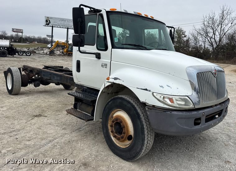 image for item DW6737 2006 International 4300 truck cab and chassis